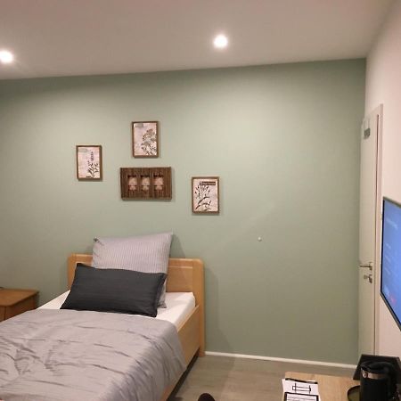 Gaeste Und Messezimmer 아델하이즈도프 외부 사진